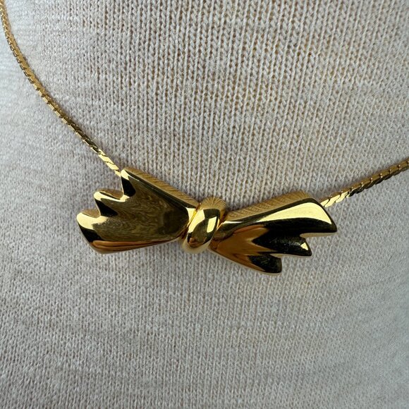 Vintage Monet Gold Tone Bow Pendant Necklace 14.75" - Picture 2 of 7
